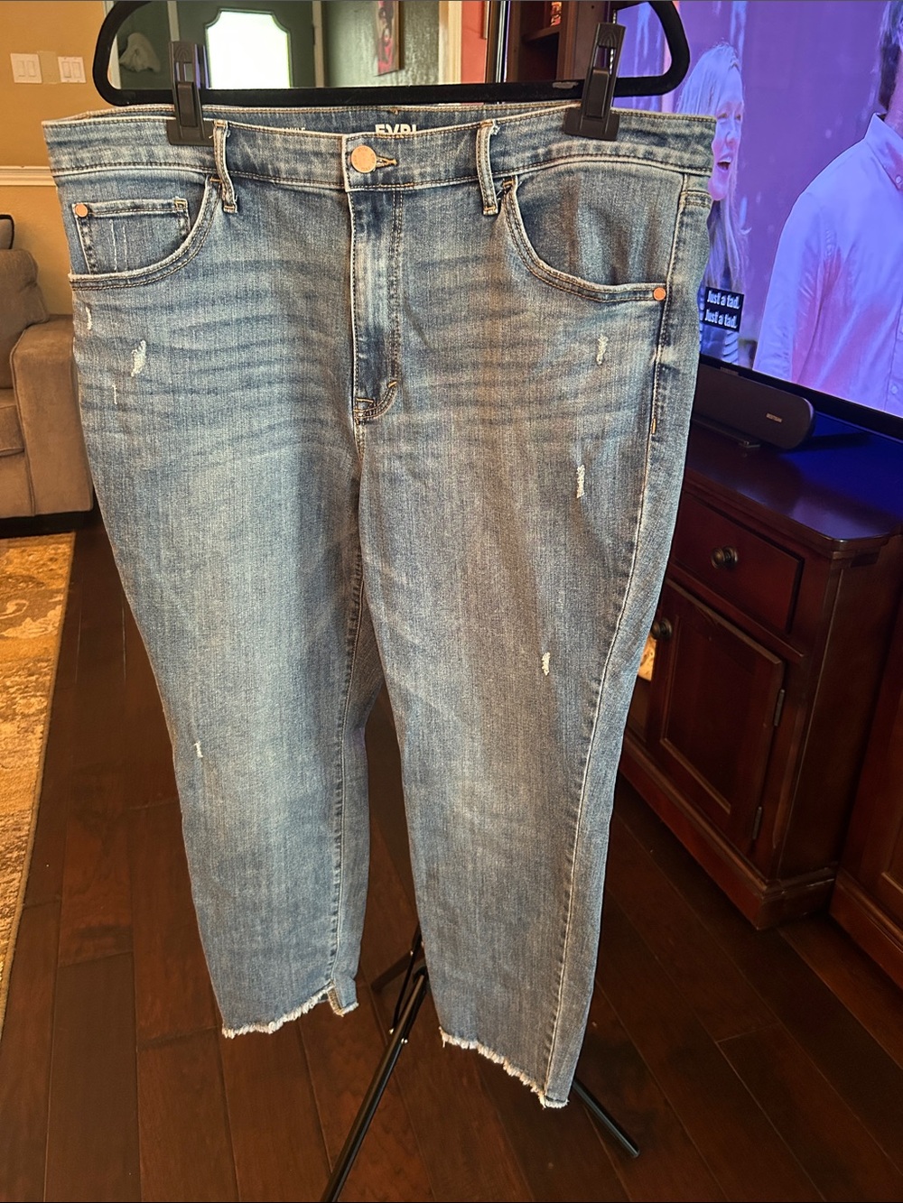 EVRI Mid-Rise Light Blue Distressed Cropped Jeans